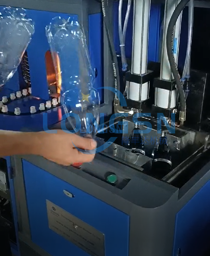 Máquina de fabricación de moldeo por soplado de botellas de PET de bebidas de llenado en caliente semiautomática de 2 cavidades