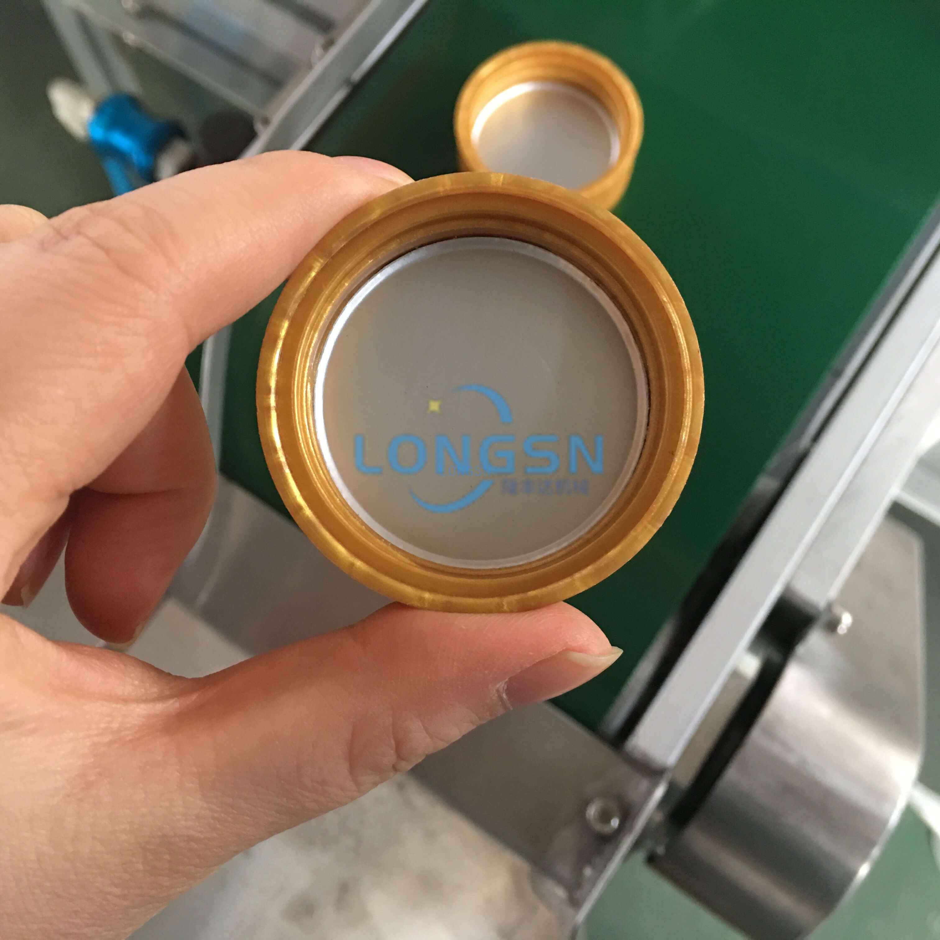 Máquina automática de revestimiento de inserción de revestimiento de tapa de botella cosmética